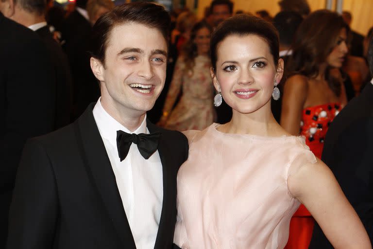 Daniel Radcliffe junto a Rosie Coker, en una gala solidaria realizada en 2012 en Nueva York