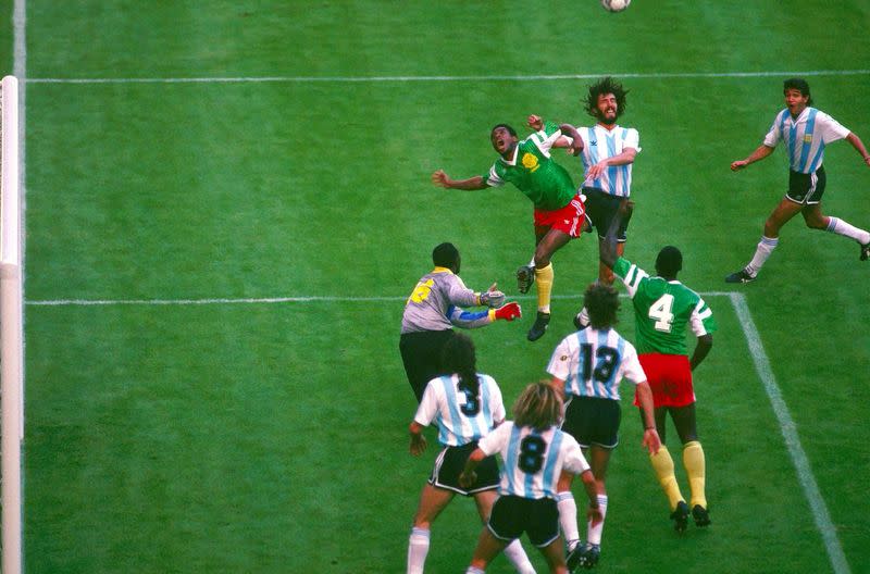 FOTO DE ARCHIVO: Argentina contra Camerún en un partido por el Grupo B de la Copa Mundial Italia 1990