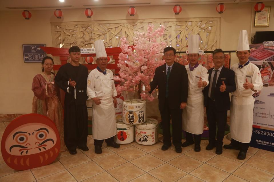 ▲劍湖山渡假大飯店「日韓美食饗宴」主題菜色新登場，吃美食還有機會抽住宿券。(記者蘇峯毅拍攝)