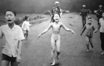 <p>La icónica fotografía de la Guerra de Vietnam tomada por Nick Ut en la que una niña desnuda huye de un bombardeo fue retirada de la cuenta de Facebook del escritor noruego Tom Egeland. (Foto: Facebook / Tom Egeland). </p>