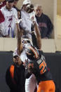 Oklahoma tight end Brayden Willis (9) catches a touchdown pass in front of Oklahoma State cornerback Jarrick Bernard-Converse (24) during the first half of an NCAA college football game Saturday, Nov. 27, 2021, in Stillwater, Okla. (AP Photo/Sue Ogrocki)