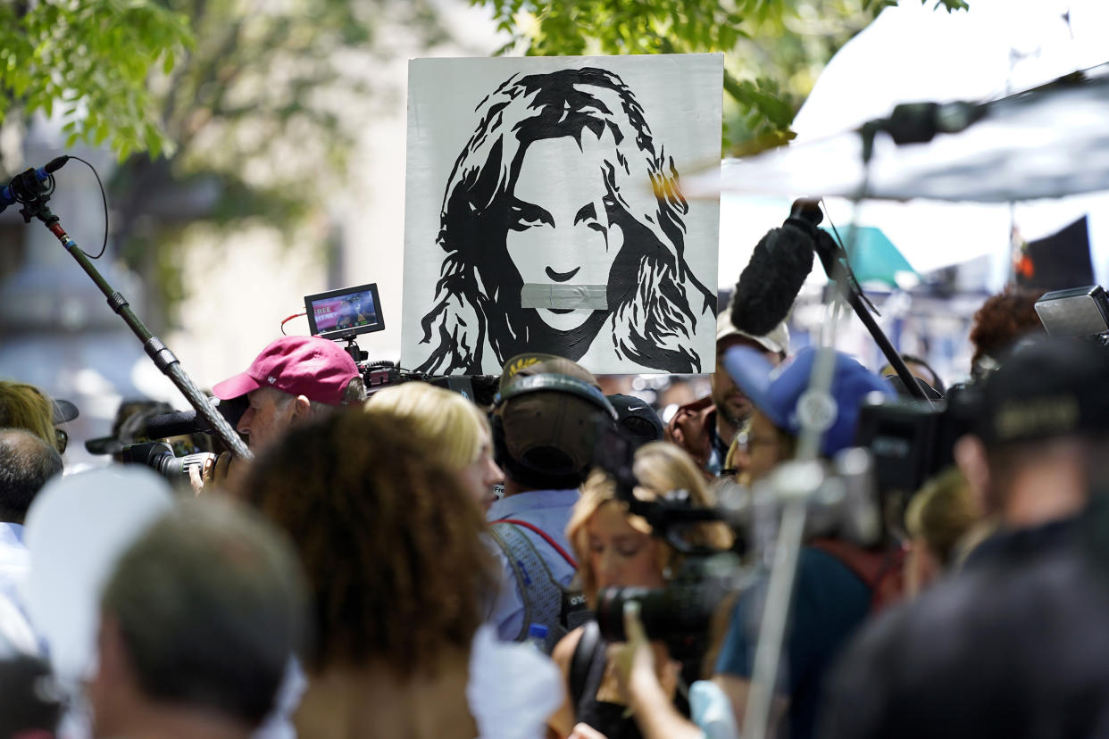 Image: Britney Spears supporters (Chris Pizzello / AP)