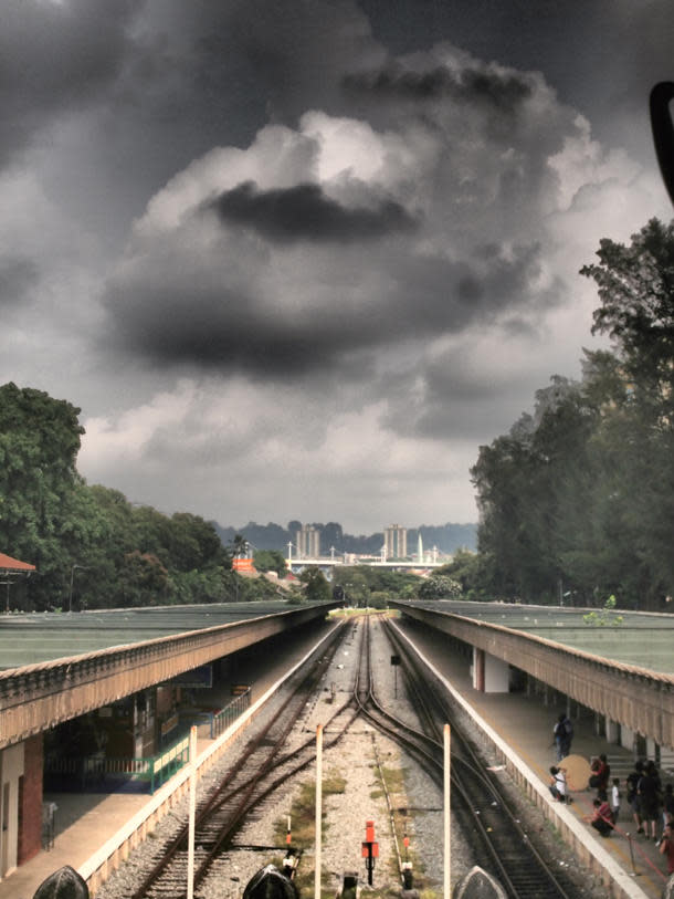 Somewhere along these tracks lie the remnants of passengers' "gold". (Yahoo! photo/Marianne Tan)