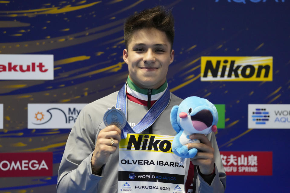 El mexicano Osmar Olvera muestra su medalla de plata tras la final del trampolín de tres metros del Mundial de Natación en Fukuoka, Japan, el jueves 20 de julio de 2023. (AP Foto/Lee Jin-man)