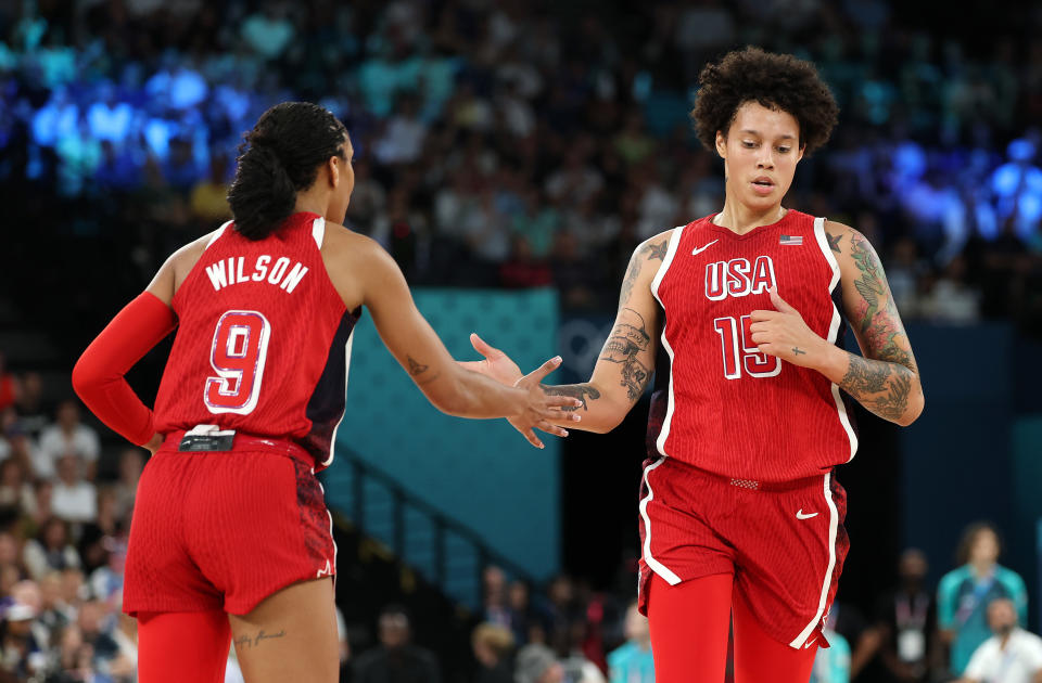 PARIJS, FRANKRIJK - AUGUSTUS 07: A'Ja Wilson nr.  9 en Brittney Griner nr.  15 high fives van Team USA tijdens de kwartfinale van het damesbasketbal tussen Team USA en Nigeria op dag 12 van de Olympische Spelen van Parijs 2024 in de Bercy Arena op 7 augustus 2024 in Parijs, Frankrijk.  (Foto door Gregory Shamus/Getty Images)