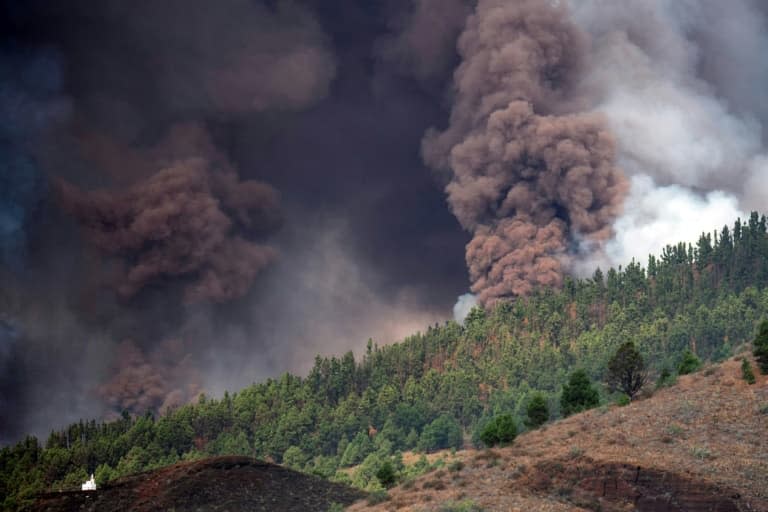 Le volcan Cumbre Vieja en éruption sur l'île de La Palma dans l'archipel espagnol des Canaries, le 19 septembre 2021 - DESIREE MARTIN © 2019 AFP