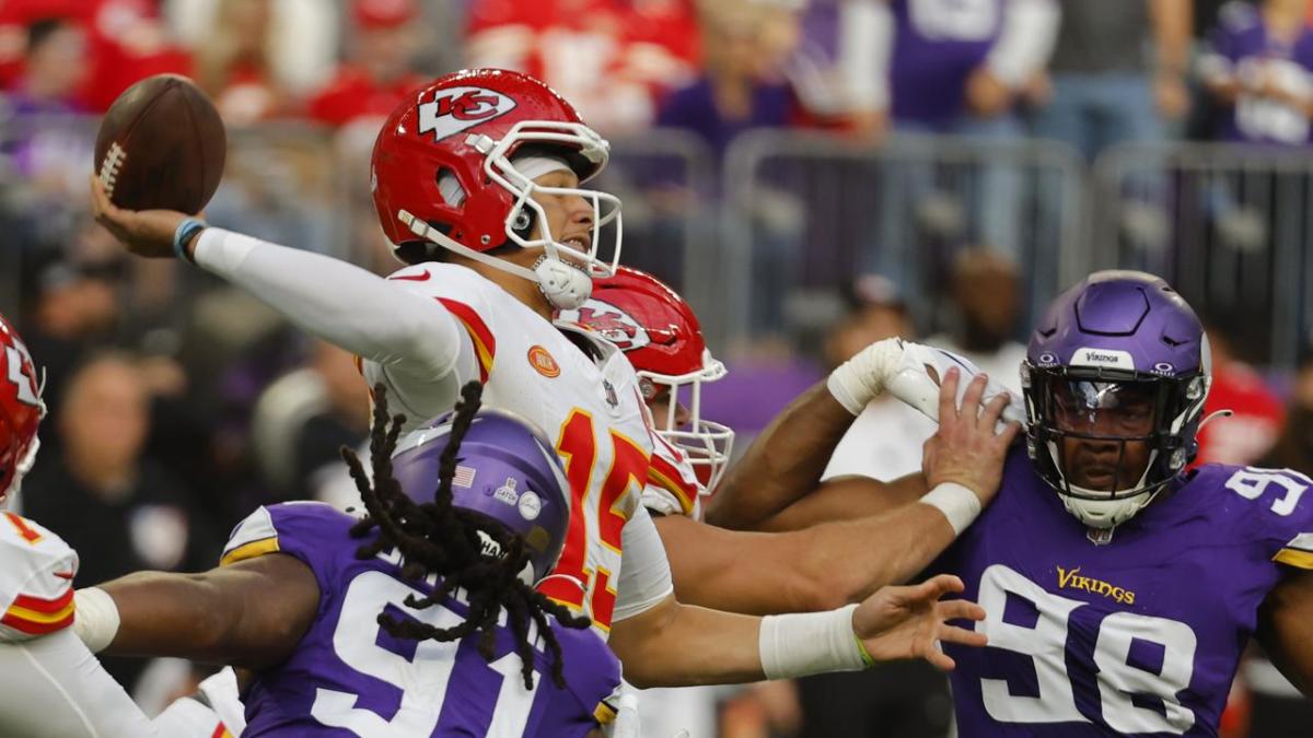 Teammates lift Chiefs' Patrick Mahomes amid 3-interception performance