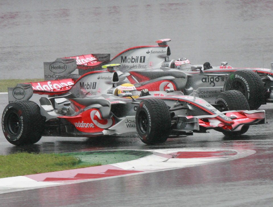 Hamilton y Alonso ruedan en paralelo en el Gran Premio de Japón de 2007. (Foto: Yoshikazu Tsuno / AFP / Getty Images).