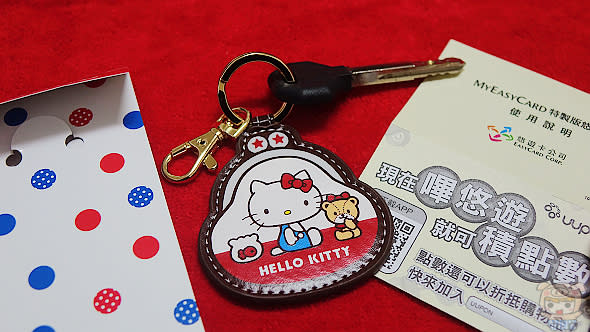 好看又實用的 Hello Kitty皮革造型悠遊卡 - 零錢包款 來囉