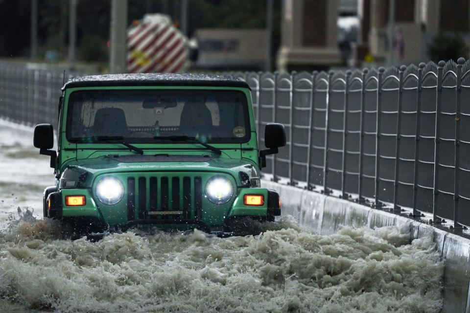 Un todoterreno atraviesa aguas estancadas de una inundación en Dubái (Jon Gambrell/AP)