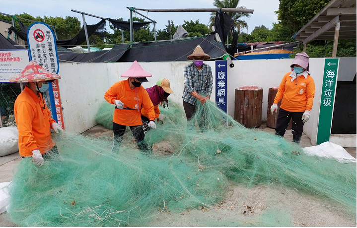 許文雄擔任淡水石滬生態區巡守志工、海廢魚網回收再利用志工及藍海資源回收站志工。   圖：新北市漁業處提供