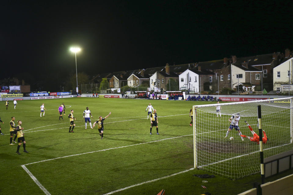 Carlos Vinicius anota un gol para Tottenham en el partido contra Marine por la Copa FA, el domingo 10 de enero de 2020, en Crosby, Inglaterra. (Clive Brunskill/Pool vía AP)