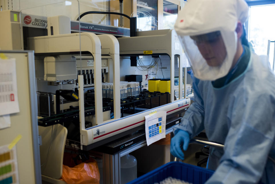 Muestras de pruebas de coronavirus se cargan en una estación de trabajo en un laboratorio de la Universidad de Duke en Durham, Carolina del Norte, el 3 de febrero de 2021. (Pete Kiehart/The New York Times)