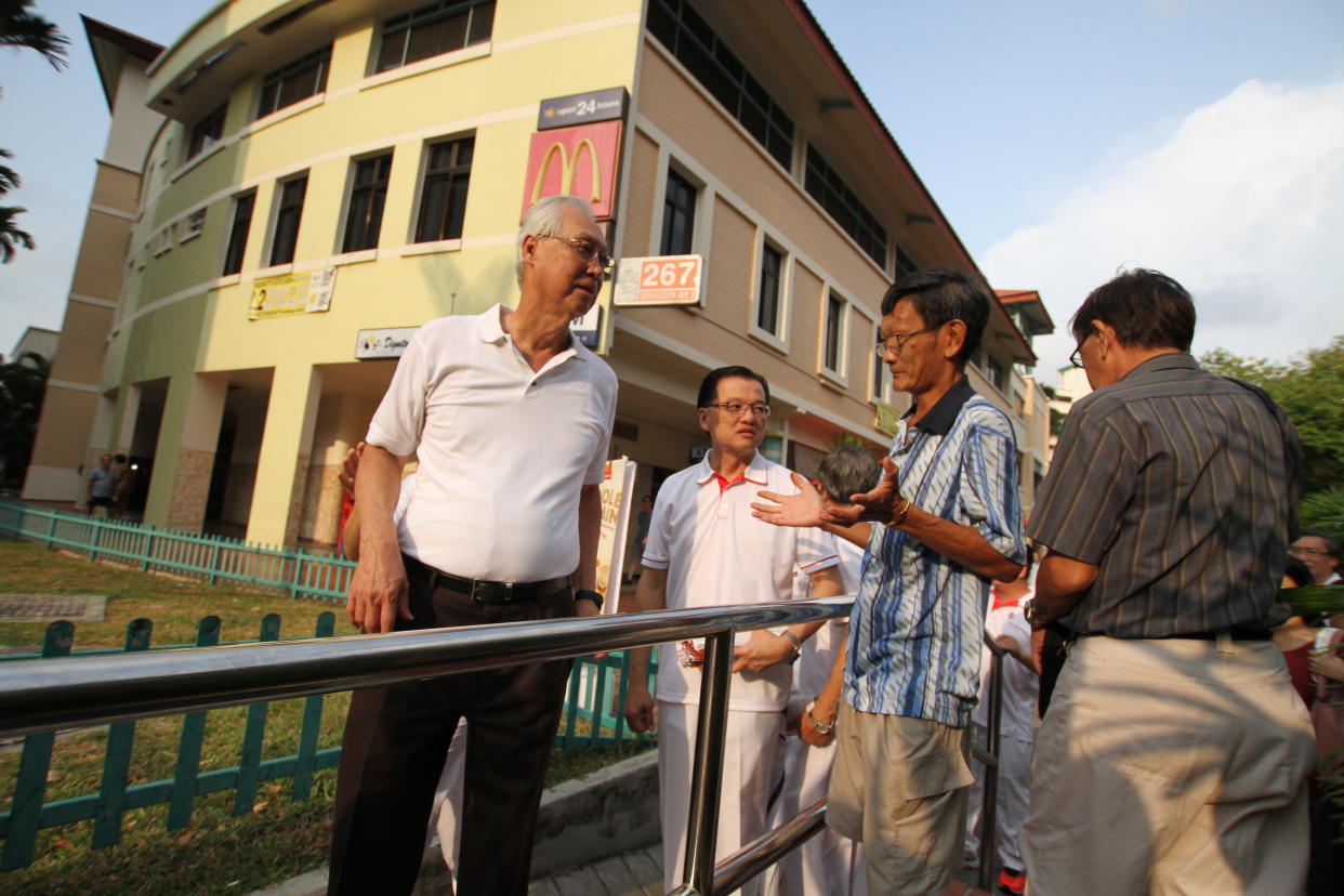 ESM Goh Chok Tong (left) speaking to a resident of Serangoon Ave 3 in 2015. (Yahoo Singapore file photo)