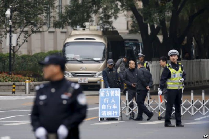 在中共十八屆六中全會舉行地點北京京西賓館的入口處，警察和保安人員管制交通（2016年10月24日）。（美國之音）