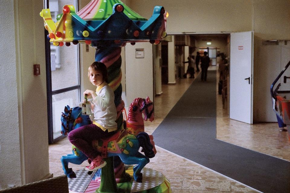 A boy rides a carousel in the corridor of a tourist hotel in Templin (Georg Kussmann/MACK)