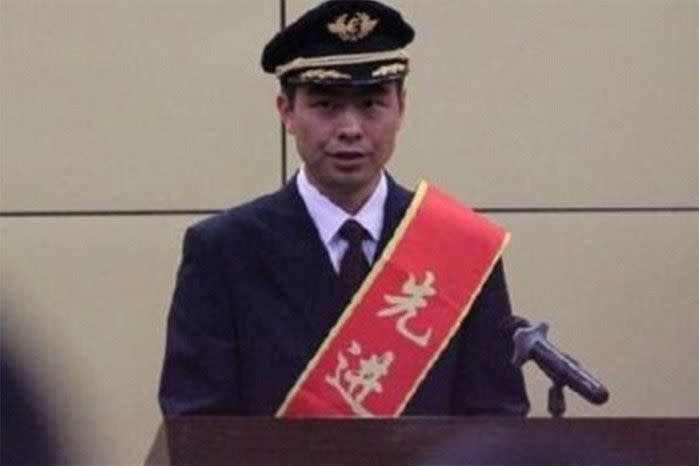 The pilot was praised for his actions at a ceremony. Image: People's Daily