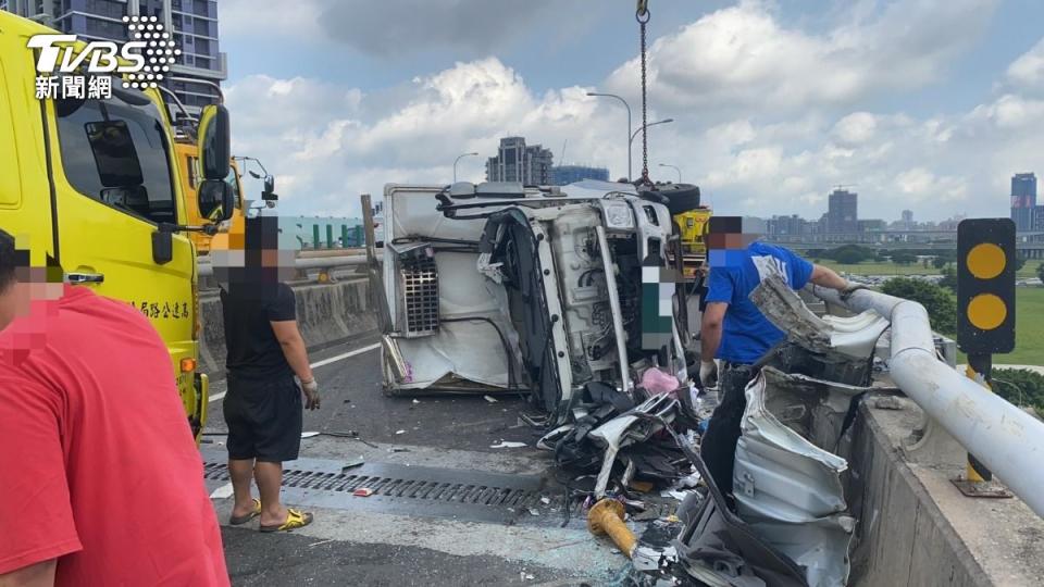 小貨車被追撞後又猛撞分隔島，車體嚴重凹陷變形。（圖／TVBS）