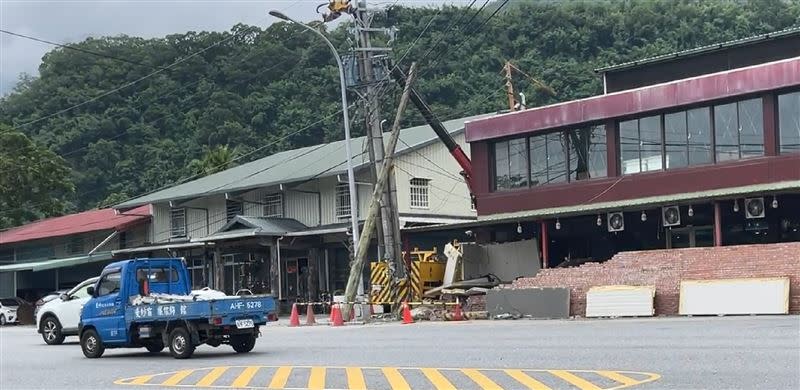 警方及台電人員到場處理。（圖／民眾提供）