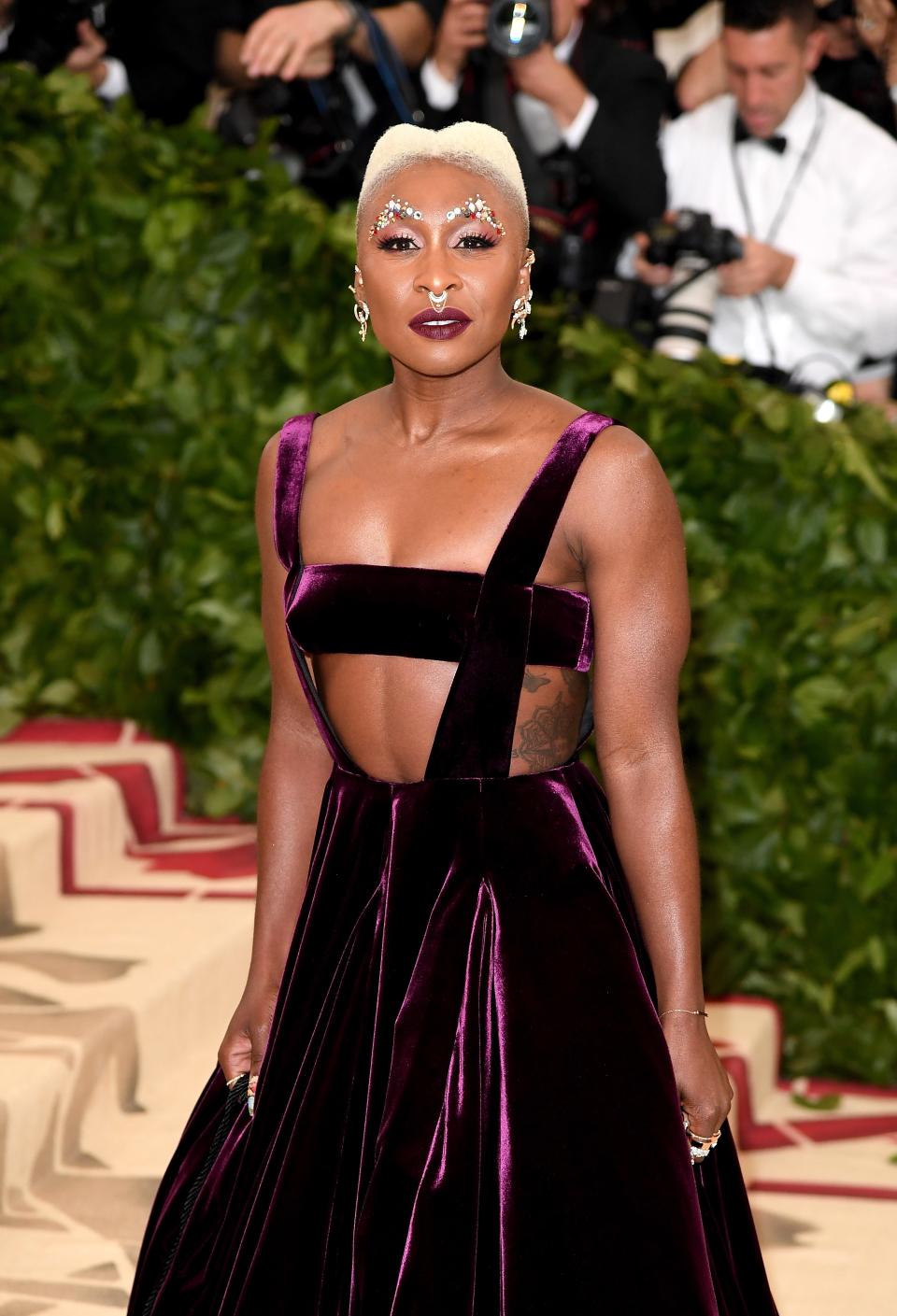 Actress Cynthia Erivo arrived at the Met Gala 2018 with seriously jaw-dropping nails: a rendition of the Sistine Chapel with two black women.
