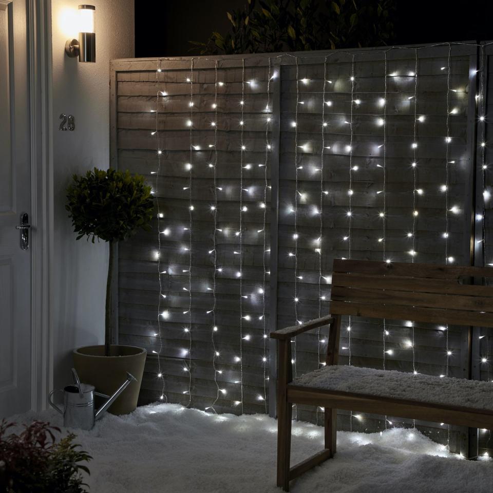 5) 240 LED Ice White Curtain, £22