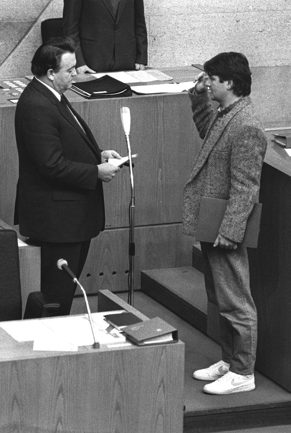 Joschka Fischer wird 1985 von Holger Börner (SPD) als Minister für Umwelt und Energie im Landtag in Wiesbaden vereidigt (Bild: Heinz Wieseler/dpa)