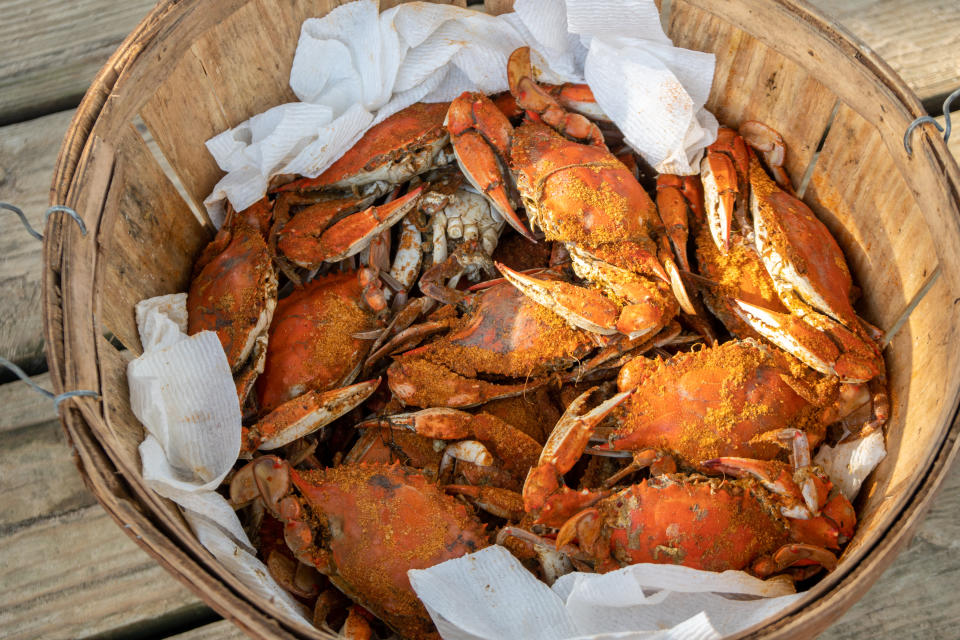 不沾鍋不適合料理有堅硬外殼的海鮮食材。（圖／Getty Images）