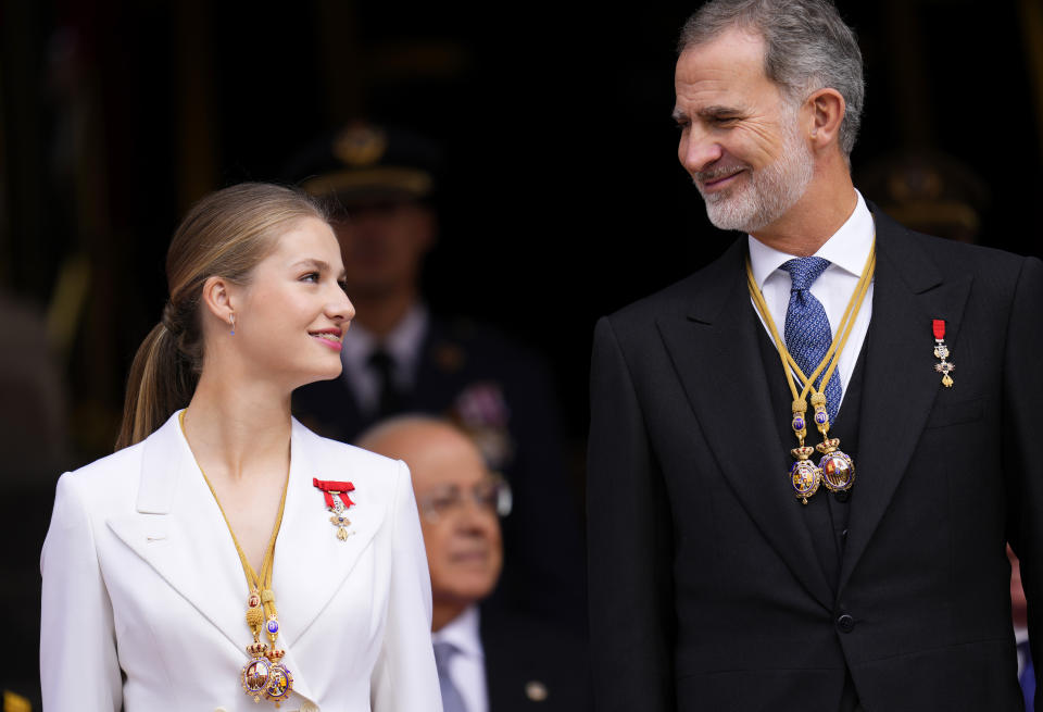 La princesa Leonor mira a su padre, el rey Felipe VI, durante un desfile militar luego de que ella jurara fidelidad a la Constitución como posible futura reina de España, Madrid, martes 31 de octubre de 2023. (AP Foto/Manu Fernandez)