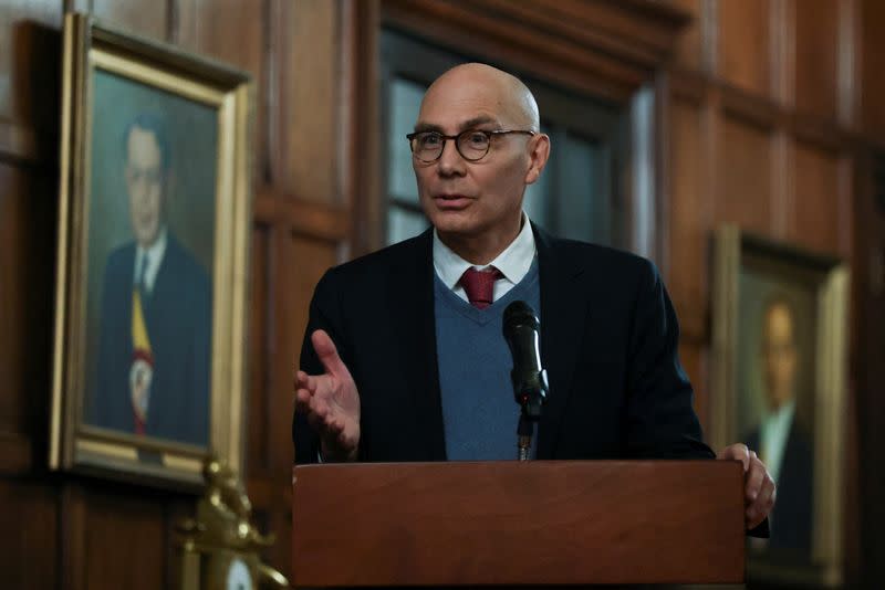 El Alto Comisionado de las Naciones Unidas para los Derechos Humanos (ACNUDH) Volker Türk habla antes de firmar un acuerdo en la sede del Ministerio de Relaciones Exteriores de Colombia, en Bogotá