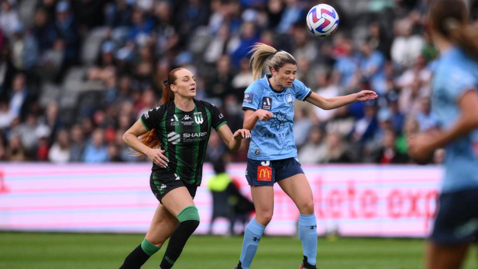 Hannah Keane (left) and Sydney FC's Charlotte McLean