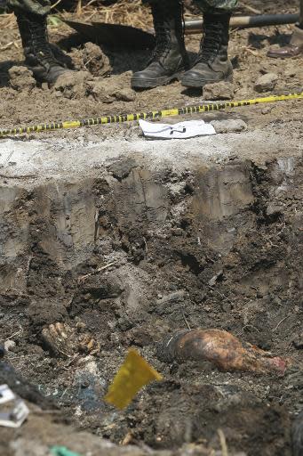 Soldados mexicanos delimitan la zona de una fosa clandestina en la que se observan restos humanos, el 3 de noviembre de 2013 en el estado de Guerrero, México (AFP/Archivos | Pedro Pardo)