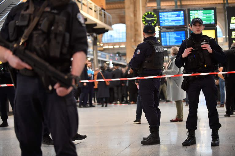 La policía francesa monta guardia en una zona acordonada en la estación de tren Gare du Nord de París, después de que varias personas resultaran heridas leves por un hombre que esgrimía un cuchillo el 11 de enero de 2023.