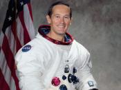 Er ist bis heute der jüngste Astronaut, der den Mond betreten hat: Charles Duke war 36 Jahre alt, als er als Teil der Apollo-16-Crew im April 1972 auf dem Himmelskörper landete. Der zweifache Vater machte damals vor allem mit einer Aktion von sich reden: Er hinterließ ein Familienfoto auf dem Mond, das - da es dort keine Winde gibt - bis heute dort liegt. (Bild: NASA / Public Domain)