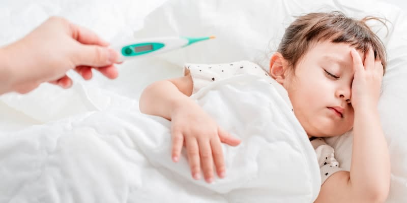 Bei einer Sepsis fiebern die Kinder sehr hoch bis oft über 40° C.<span class="copyright">Getty Images/Tomwang112</span>