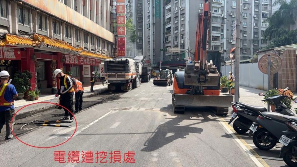 《圖說》道路工程單位承商施工不慎損及台電的地下電纜，造成金華街及寧波東街交叉一帶停電，台電加派人力搶修全數復電。〈台電台北市區處提供〉