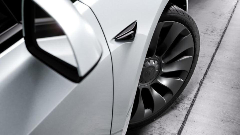 Tesla表示升級20吋Überturbine輪圈，搭配P Zero配胎後，能夠進一步強化操控性能。(圖片來源/ Tesla)