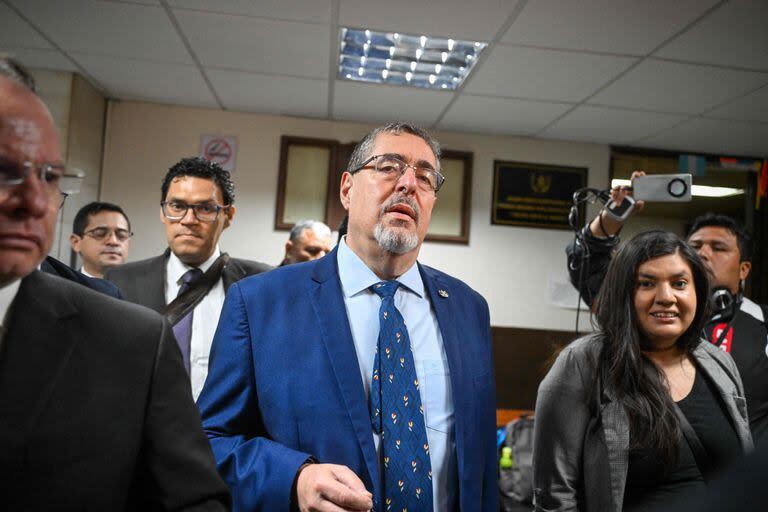 El presidente electo de Guatemala, Bernardo Arévalo, llega al tribunal para solicitar acceso al expediente contra el partido Movimiento Semilla, en el Palacio de Justicia de Ciudad de Guatemala, el 12 de diciembre de 2023. El presidente electo de Guatemala, Bernardo Arévalo, afirma que el país se enfrenta a un 