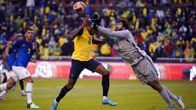 Penjaga gawang Brasil Alisson bertahan saat pemain Ekuador Ayrton Preciado mencoba mencetak gol pada pertandingan sepak bola Kualifikasi Piala Dunia 2022 di Stadion Casa Blanca, Quito, Ekuador, 27 Januari 2022. Pertandingan berakhir imbang 1-1. (Santiago Arcos/Pool via AP)