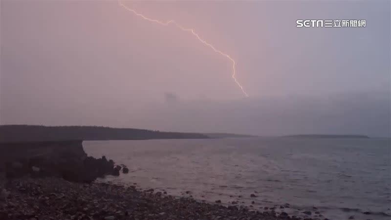 明日午後北部、東北部有局部短暫陣雨或雷雨。（圖／資料照片）