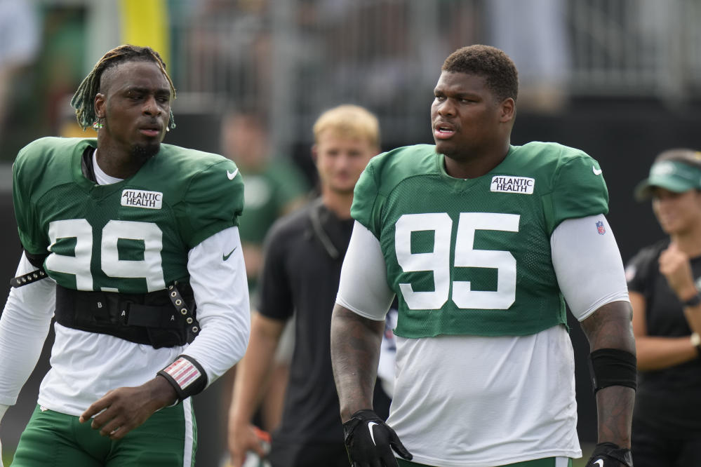 Jets' Jermaine Johnson Sends Warning to Chiefs QB Patrick Mahomes