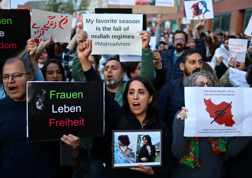 <p>People take part in a protest following the death of Mahsa Amini, in front of the Brandenburg Gate in Berlin, Germany, September 23, 2022. REUTERS/Christian Mang</p> 