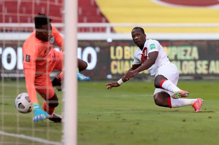 Luis Advincula, de Perú, convierte un gol a Ecuador durante las eliminatorias de la Copa del Mundo 2022.