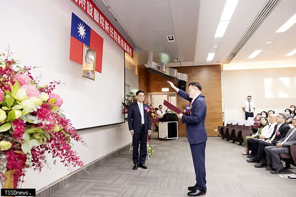 成醫新任院長李經維（右）在成功大學校長沈孟儒（左）監誓下宣誓就職。（圖：成醫提供）