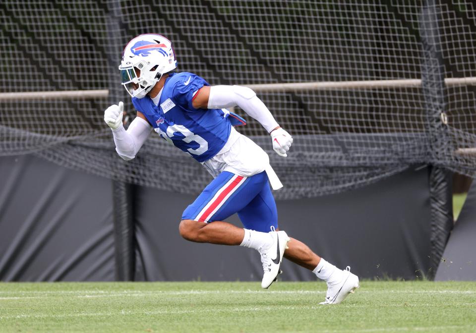 Bills safety <a class="link " href="https://sports.yahoo.com/nfl/players/26782" data-i13n="sec:content-canvas;subsec:anchor_text;elm:context_link" data-ylk="slk:Micah Hyde;sec:content-canvas;subsec:anchor_text;elm:context_link;itc:0">Micah Hyde</a> makes a cut during individual drills. (USAT)