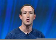 <p>A capitanare i miliardari senza laurea è senza dubbio, per attuale importanza nello scacchiere politico, il CEO di Facebook Mark Zuckerberg. Abbandonò Harvard dopo due anni per seguire questo progetto.<br>(LaPresse / AFP PHOTO / GERARD JULIEN) </p>