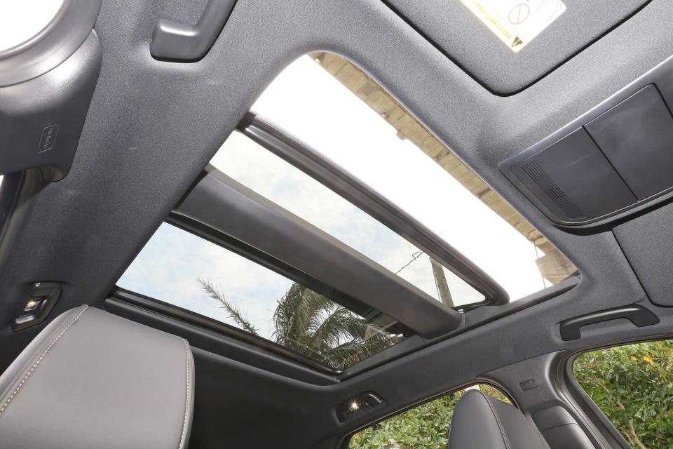 休旅車不可或缺的雙模式大型全景電動天窗，也是33T AWD Premium以上車型才有的標準配備。