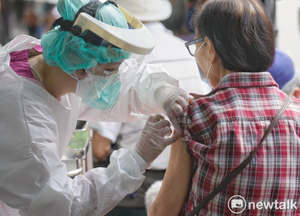 急診醫生謝宗學表示，當疫苗選擇變多時，台灣面臨的問題將逐漸轉成接種意願。（接種疫苗示意圖）   圖：張良一/攝
