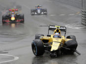 Der britische „Renault“-Fahrer Jolyon Palmer ist beim Grand Prix von Monaco in eine Seitenabsperrung gefahren. (Bild: AP Photo/Petr David Josek)