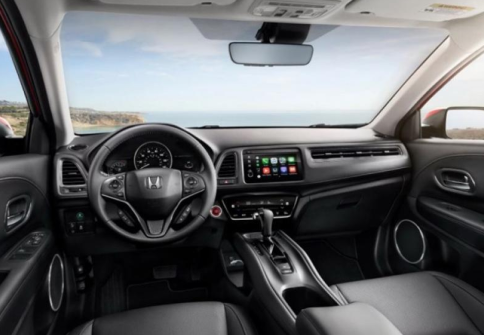 <strong>內裝維持原有鋪陳，但導入 Apple CarPlay、Android Auto 手機連結功能。</strong>