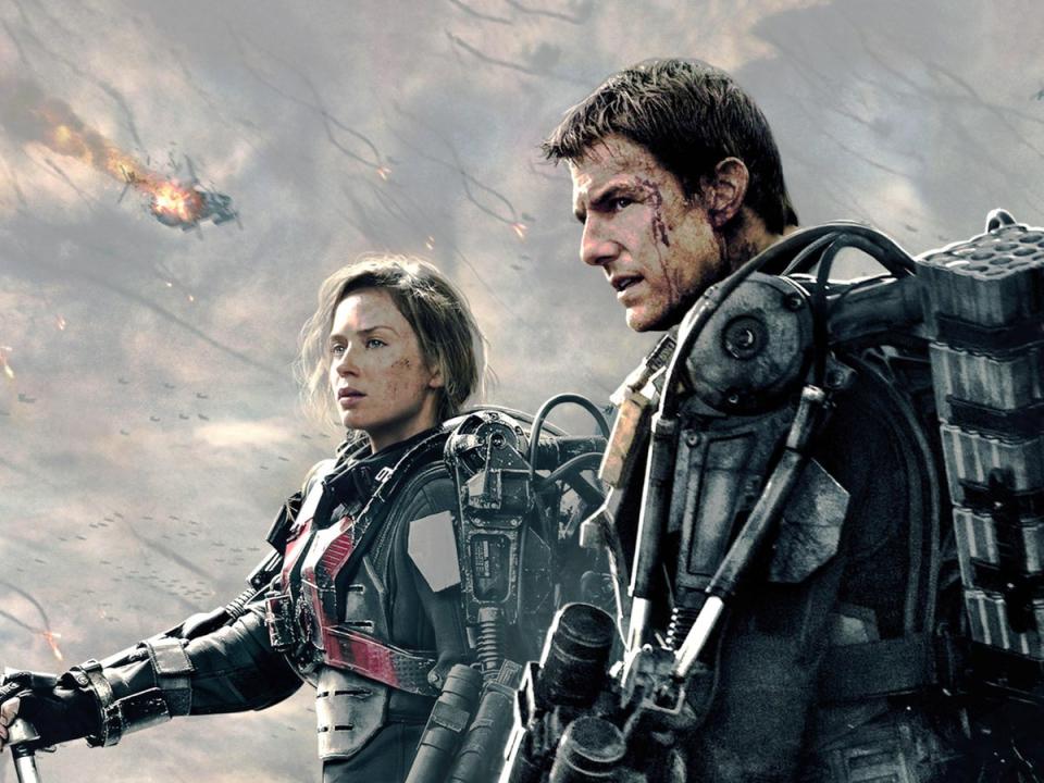 Emily Bunt et Tom Cruise dans leurs combinaisons robotiques « lourdes » dans « Edge of Tomorrow » (3 Arts Entertainment/Kobal/Shutterstock)